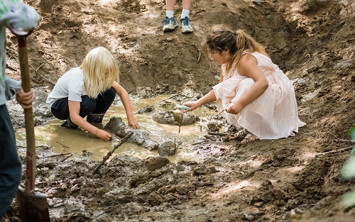 Børn hygger i mudder i udelivet på Langebjergskolen